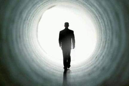 克服专家悖论、闯过濒临死亡时期，才能成就伟大公司