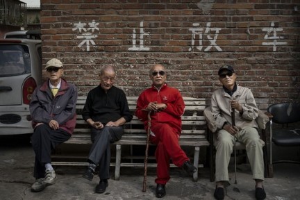 蓝海还是荒漠？有钱又有闲的老年人，真的是互联网时代的边缘人吗？