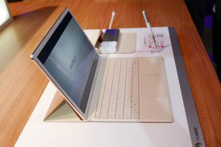 8点1氪：华为发布Matebook，进军笔记本市场，Apple向四大行妥协，刷卡费率比国外降了一半还多
