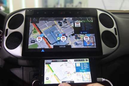 在将趣驾WeLink解决方案进行芯片级优化后，四维图新和杰发科技将其应用在了华阳飞歌车机上