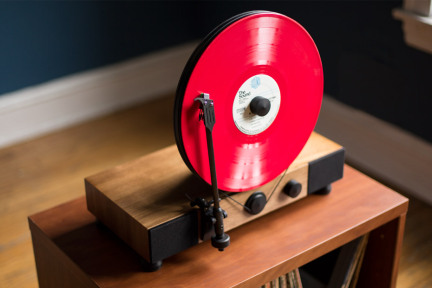 来自 21 世纪的唱片机，重拾黑胶唱片时代的经典旋律 | NEXT Big